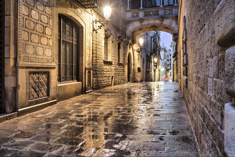 Stroll down the streets in the Gothic Quarter